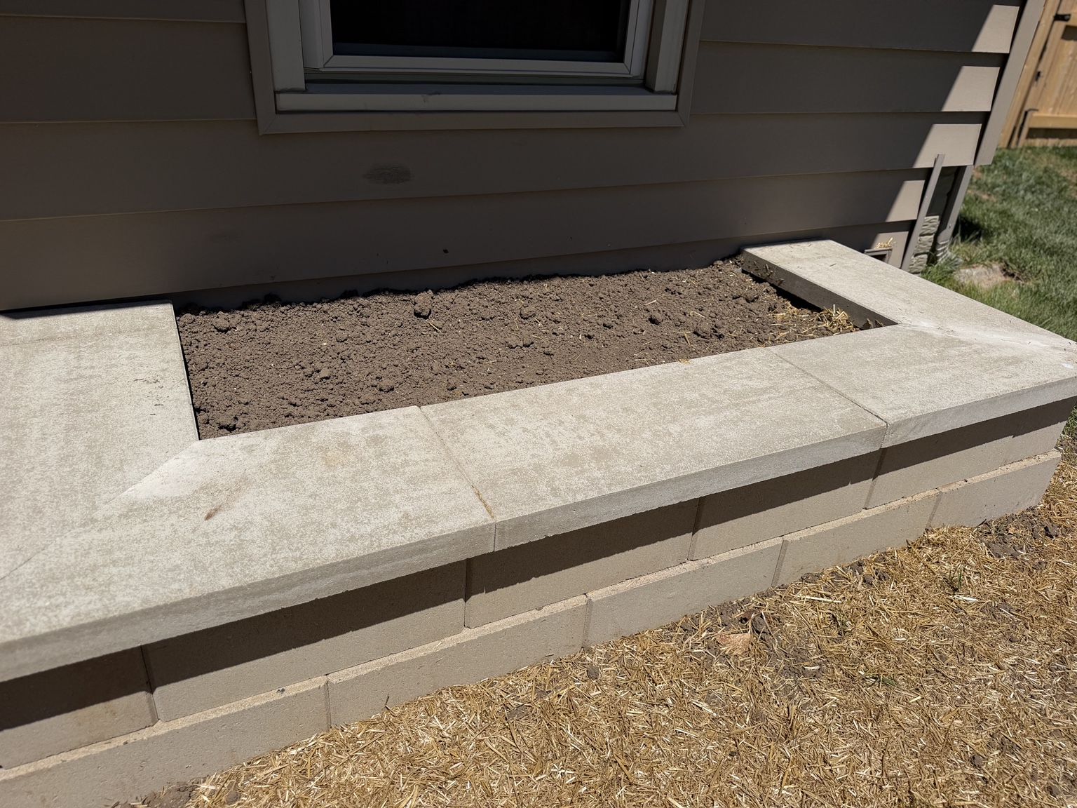 Block seat wall with finished caps